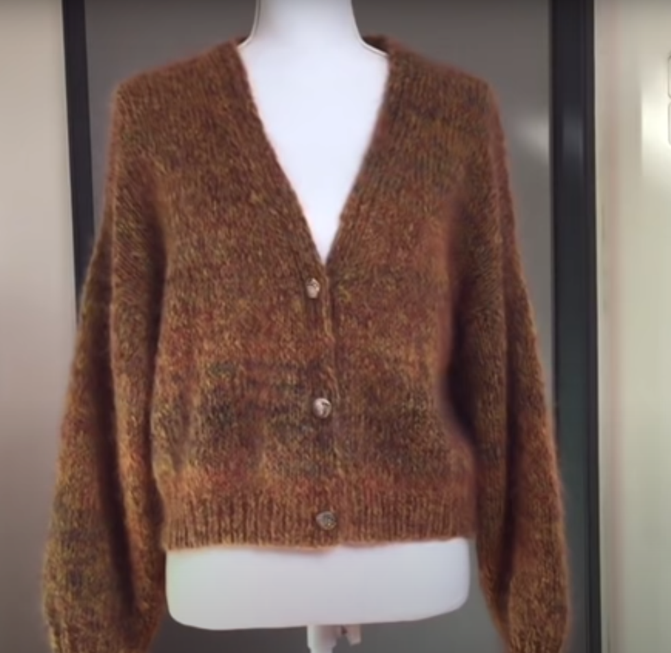 Тренд - кофта на застёжке из трёх пуговиц. Набор петель из проймы рукава.